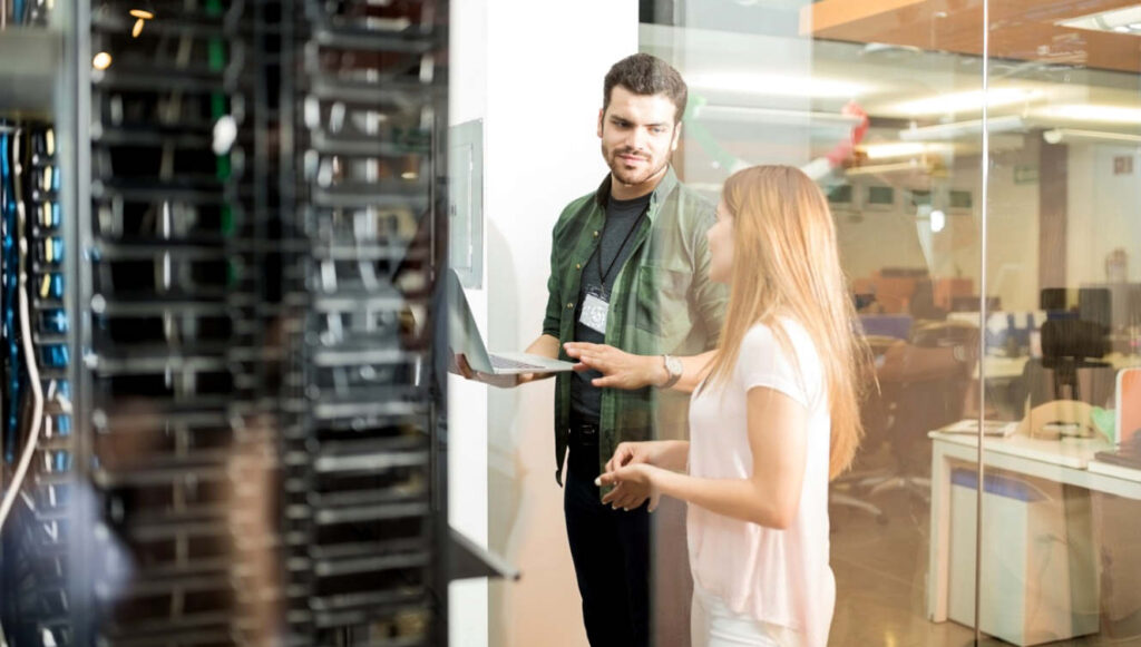 Ruang server yang dirancang sesuai standar dapat membantu perusahaan meningkatkan kinerja infrastruktur IT sekaligus mengurangi risiko gangguan yang berpotensi menghambat operasional. (Foto: Freepik/Dok RUZKA INDONESIA)