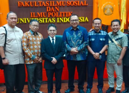 Politisi PKS Doktor Amri Yusra berfoto bersama dengan Ketua Partai Gerindra Kota Depok, Pradi Supriatna dan para pengurus PKS Kota Depok. (Foto: Rusdy Nurdiansyah/RUZKA INDONESIA)