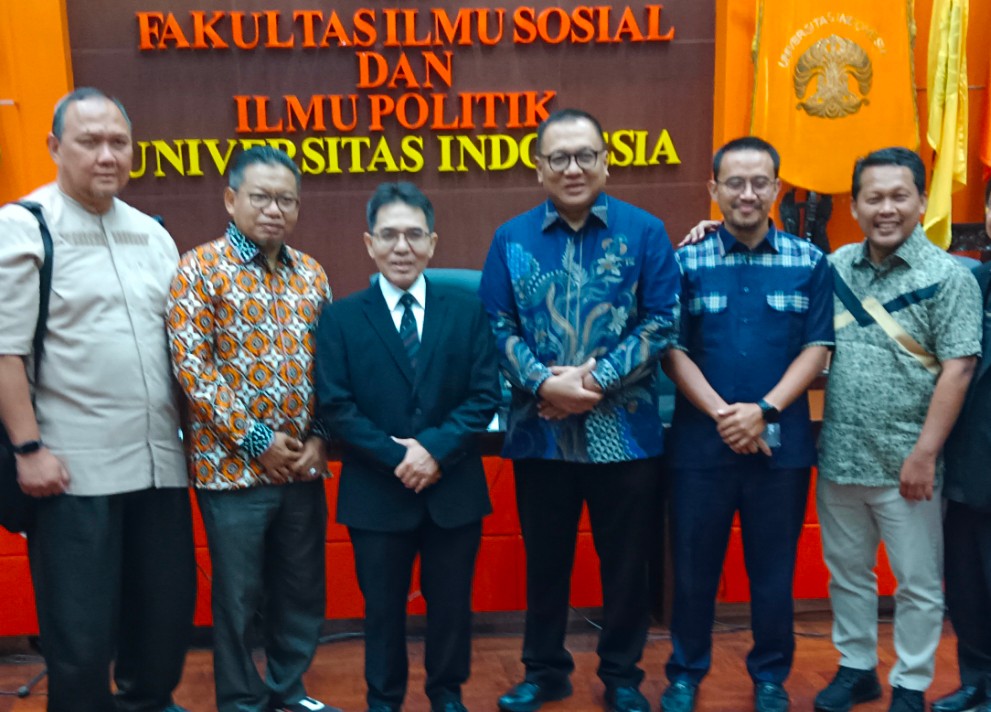 Politisi PKS Doktor Amri Yusra berfoto bersama dengan Ketua Partai Gerindra Kota Depok, Pradi Supriatna dan para pengurus PKS Kota Depok. (Foto: Rusdy Nurdiansyah/RUZKA INDONESIA)