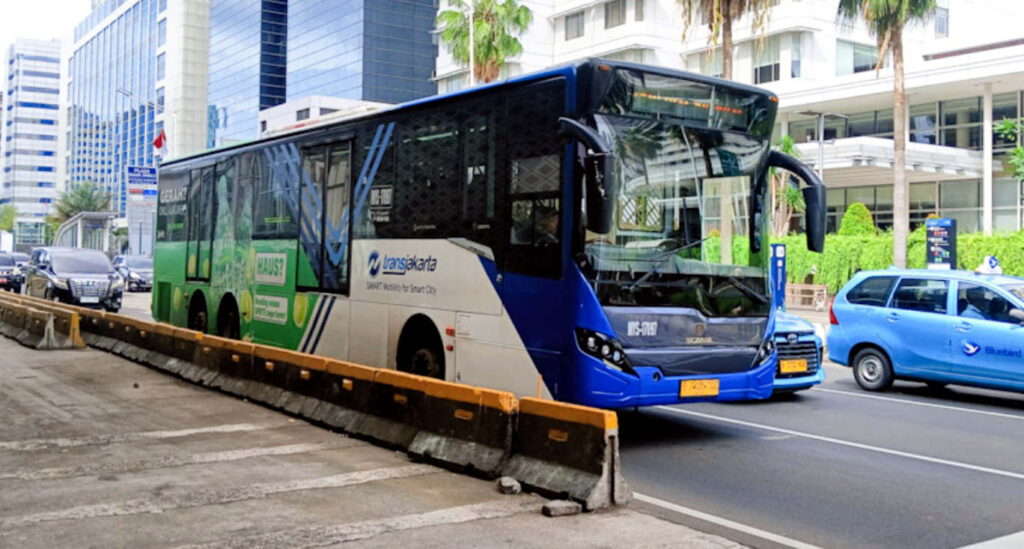 Penyesuaian tarif Transjakarta dan Transjabodetabek bukan semata keputusan menaikkan atau mempertahankan angka, tetapi bagaimana kita merancang sistem transportasi publik yang adil bagi warga, sehat secara fiskal, semakin berkualitas, dan membawa Jakarta semakin dekat menjadi kota global yang nyaman serta inklusif. (Foto: Dok RUZKA INDONESIA)