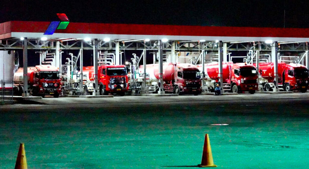 Pertamina Patra Niaga terus berkoordinasi dengan pemerintah daerah, aparat penegak hukum, Hiswana Migas, mitra transportasi, dan seluruh pemangku kepentingan untuk mempercepat proses normalisasi distribusi BBM di Sumatera Utara. (Foto: Dok RUZKA INDONESIA)