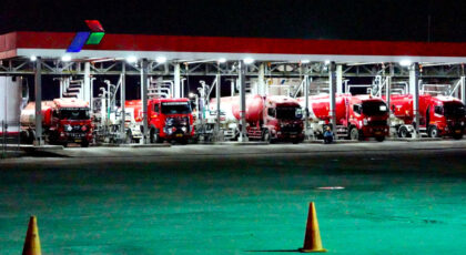 Pertamina Patra Niaga terus berkoordinasi dengan pemerintah daerah, aparat penegak hukum, Hiswana Migas, mitra transportasi, dan seluruh pemangku kepentingan untuk mempercepat proses normalisasi distribusi BBM di Sumatera Utara. (Foto: Dok RUZKA INDONESIA)