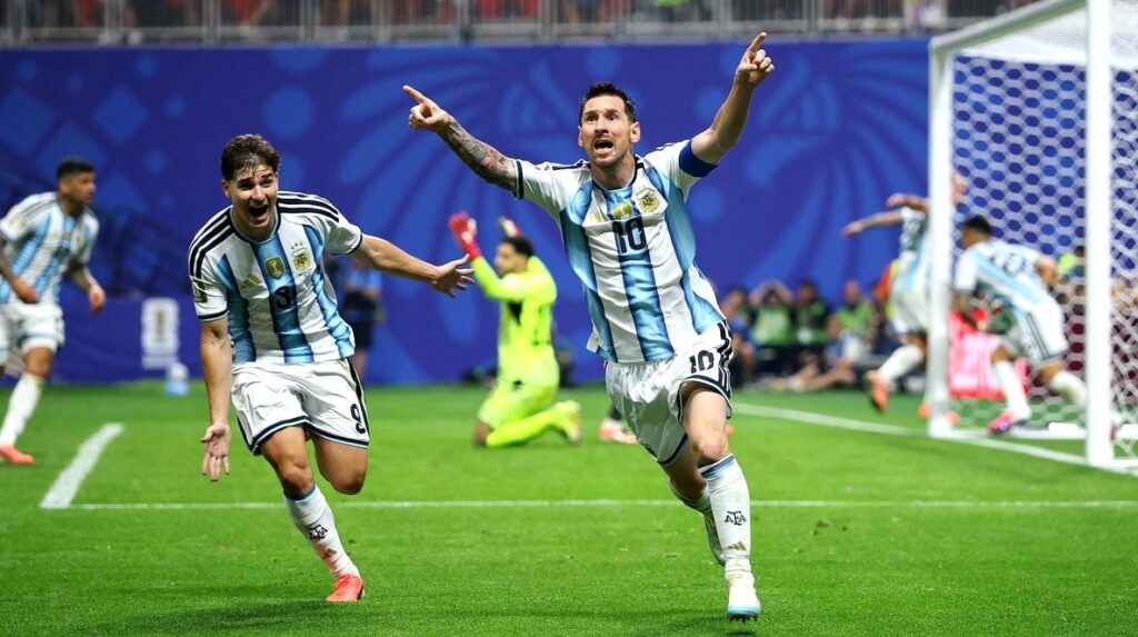 Lionel Messi melakukan selebrasi seusai mencetak gol ke gawang Mesir. (Foto: Reuters)