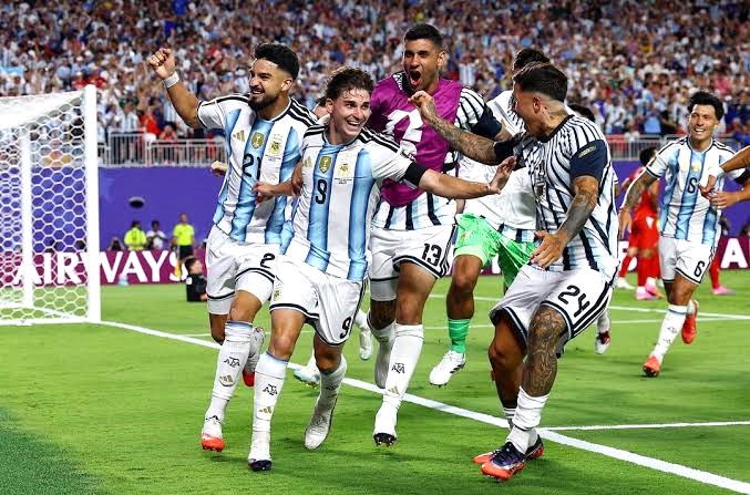 Lautaro Martinez menyempurnakan kemenangan Argentina lewat gol ketiga di penghujung laga. (Foto: REUTERS)