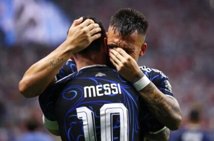 Lautaro Martinez dari Argentina merayakan kemenangan dengan memeluk Lionel Messi. (Foto: Agustin Marcarian/Reuters)