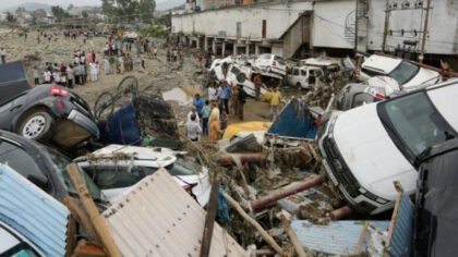 Sejumlah kendaraan mengalami kerusakan setelah diterjang banjir bandang dan tanah longsor akibat hujan deras yang melanda wilayah Rajouri di kawasan Jammu, India, Minggu (19/07/ 2026). (Foto: Mir Imran/AFP)