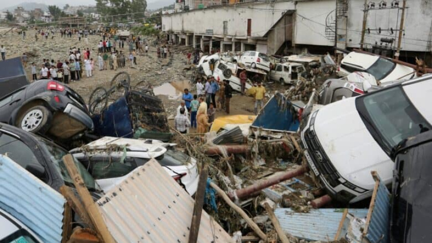 Sejumlah kendaraan mengalami kerusakan setelah diterjang banjir bandang dan tanah longsor akibat hujan deras yang melanda wilayah Rajouri di kawasan Jammu, India, Minggu (19/07/ 2026). (Foto: Mir Imran/AFP)