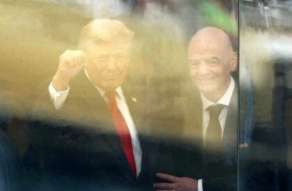 Presiden AS Donald Trump bersama Presiden FIFA Gianni Infantino dari dalam kotak VIP berdinding kaca menyapa penonton di Stadion MetLife New York, Senin (20/07) WIB. (Foto: REUTERS)