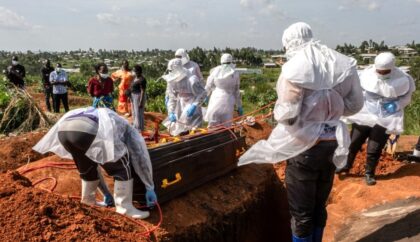 Pemakaman warga Kongo yang terjangkit virus Ebola. (Foto: REUTERS)