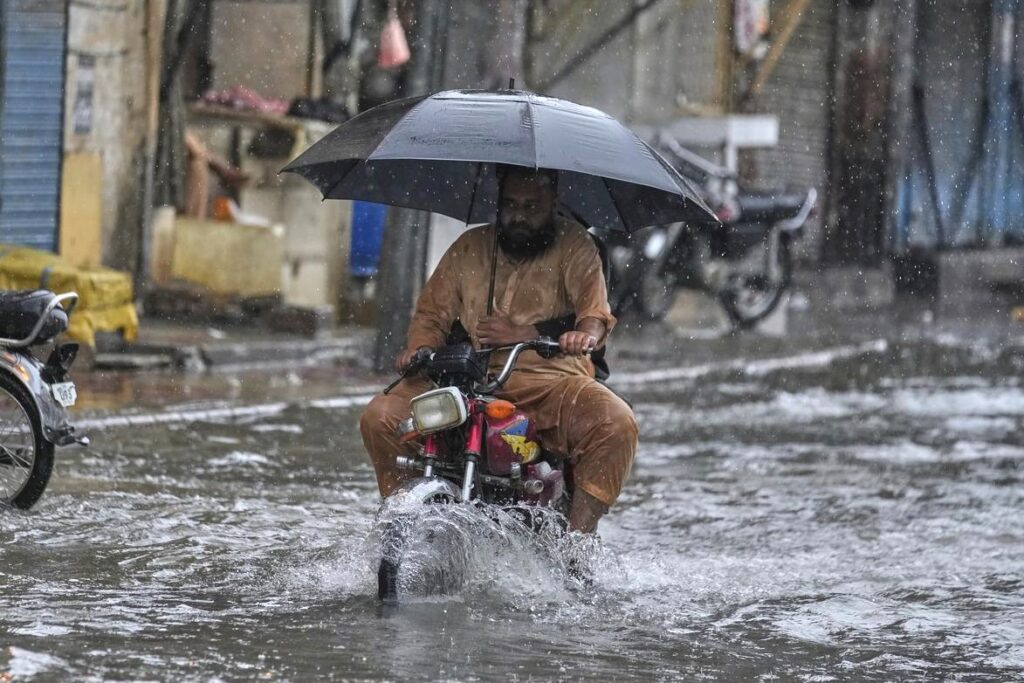 Hujan lebat di Pakistan. (Foto: AP)