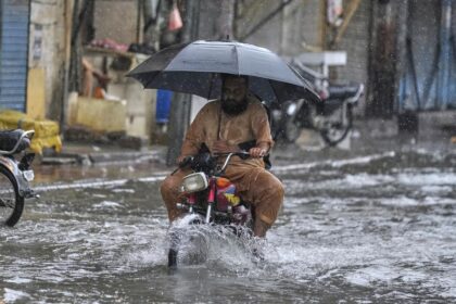 Hujan lebat di Pakistan. (Foto: AP)
