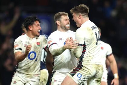 Pemain Inggris merayakan kemenangan. (Foto: REUTERS)