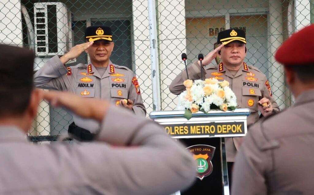 Kombes Abdul Waras dan Kombes Christian Rony Putra menjalani prosesi Serah Terima Jabatan (Sertijab) Kapolres Metro Depok, Selasa (28/07/206). (Foto: dok.Humas Polres Depok)