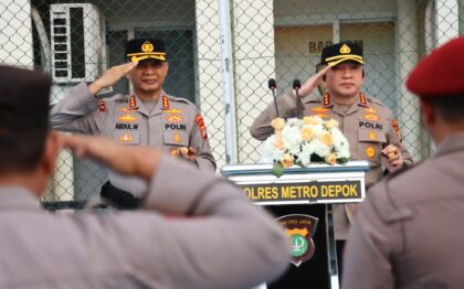 Kombes Abdul Waras dan Kombes Christian Rony Putra menjalani prosesi Serah Terima Jabatan (Sertijab) Kapolres Metro Depok, Selasa (28/07/206). (Foto: dok.Humas Polres Depok)