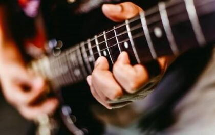 Bermain gitar listrik. (Foto: Ilustrasi)