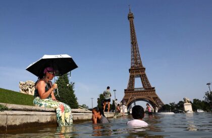 Sejumlah warga berendam di sungai di kawasan Menara Eiffel, Paris, Prancis. (Foto: REUTERS)
