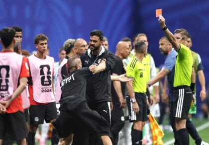 Kubu Mesir melakukan protes kepada wasit saat melawan Argentina di babak 16 besar Piala Dunia 2026. (Foto: Istimewa)