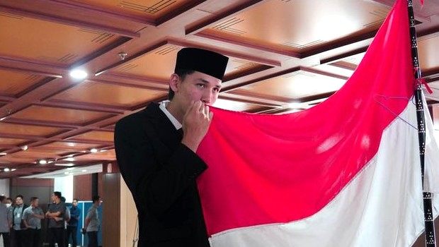 Mitchell Baker mencium bendera merah putih. (Foto: dok.PSSI)