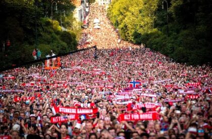 Ratusan ribu warga Norwegia memadati jalanan di ibukota Oslo, Senin (13/07/2026) waktu setempat. (Foto: REUTERS)