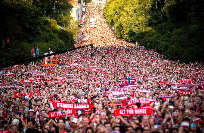 Ratusan ribu warga Norwegia memadati jalanan di ibukota Oslo, Senin (13/07/2026) waktu setempat. (Foto: REUTERS)