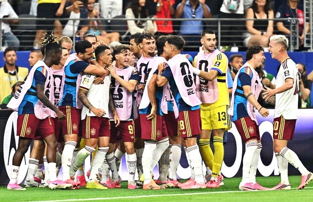 Pedro Porro merayakan gol kedua bersama rekan setimnya. (Foto: Reuters/Maria Lysaker)