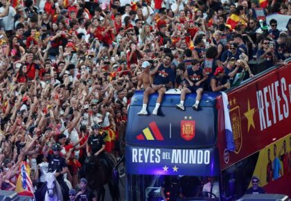 Pemain Timnas Spanyol merayakan kemenangan bersama para supporter di jalanan Kota Madrid, Senin (20/07/2026). (Foto: REUTERS)