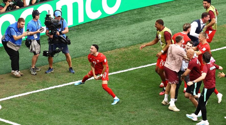Ruben Vargas bersama rekannya merayakan kemenangan atas Kolombia, dan memastikan negaranya (Swiss) melaju ke babak perempat final Piala Dunia 2026. (Foto: REUTERS/Lee Smith)