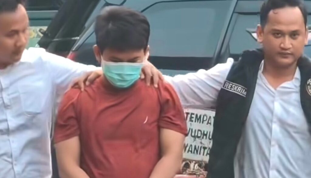 Pelaku teror bom digelandang polisi. (Foto: Instagram/Warga Jakarta)