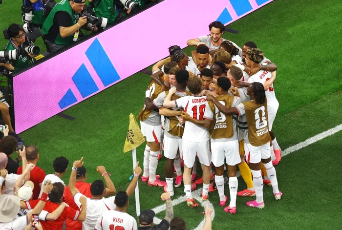 Timnas Inggris melakukan selebrasi kemenangan. (Issei Kato/Reuters)