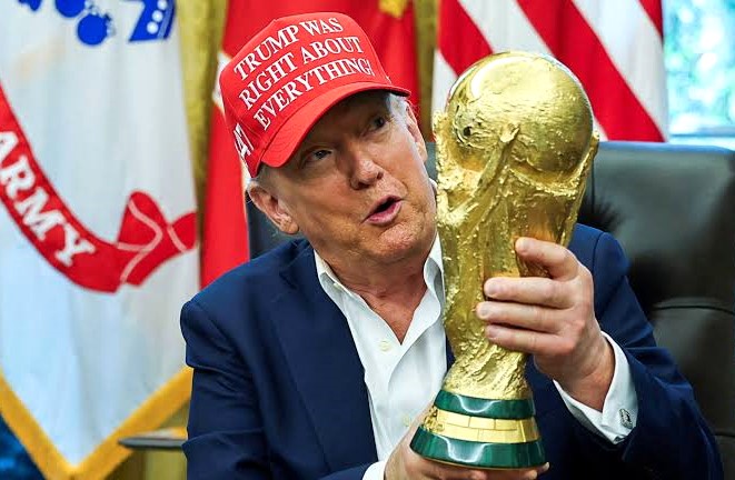 Presiden Amerika Serikat, Donald Trump, memegang trofi Piala Dunia. (Foto: REUTERS/Jonathan Ernst)