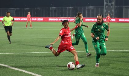 Pemain timnas putri U-16 Indonesia dibayangi bek Arab Saudi di laga Grup A Srikandi Merdeka Cup yang digelar di Supersoccer Arena, Jumat (14/8/2026) malam.(Foto: Srikandi Merdeka Cup)