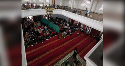 Ustadz Farhan Suchail menyampaikan pesannya dalam peringatan Maulid 1447 H yang berlangsung di Masjid Merah Baiturrahman, Jalan Tole Iskandar, Depok, Selasa (25/08/2026). (Foto: Dok RUZKA INDONESIA)