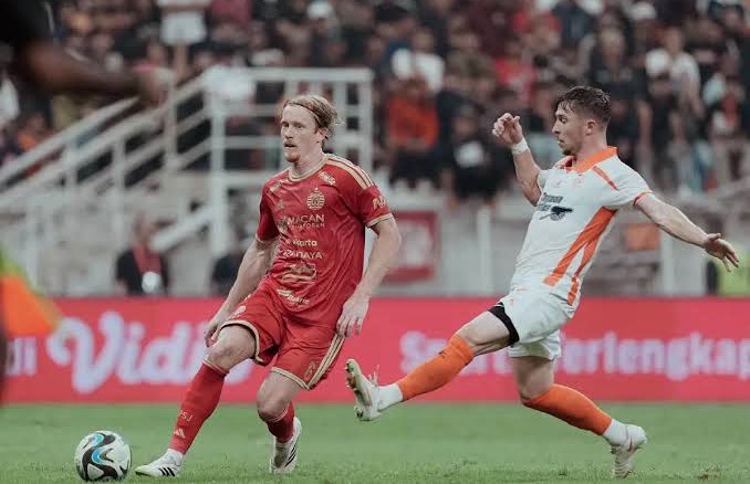 Pemain Persija dan Brisbane Roar berebut bola pada laga uji coba di Jakarta International Stadium (JIS), Sabtu (29/8/2026) malam. (Foto: Persija Jakarta)