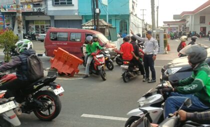 Kondisi Jalan Kartini sebelum dilakukan penutupan U-turn atau tempat berputar arah. (Foto: dok.Dishub Depok)