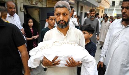 Seorang pria membawa jenazah bayi baru lahir yang meninggal akibat kebakaran di Rumah Sakit Pakistan Institute of Medical Sciences, Islamabad, Pakistan, Rabu (26/8/2026). (Foto: AFP)