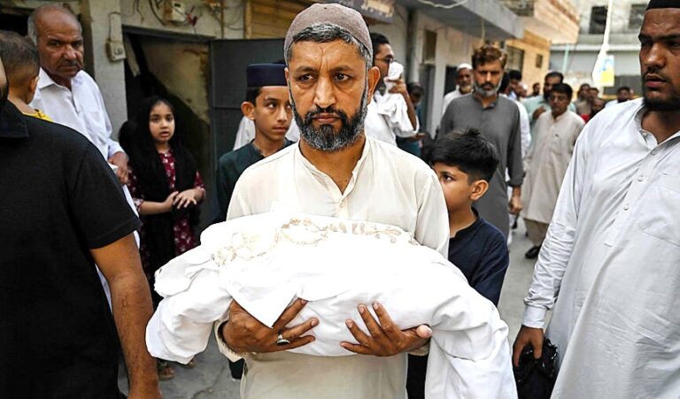 Seorang pria membawa jenazah bayi baru lahir yang meninggal akibat kebakaran di Rumah Sakit Pakistan Institute of Medical Sciences, Islamabad, Pakistan, Rabu (26/8/2026). (Foto: AFP)