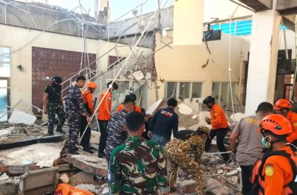 Tim dari BNPB bersama TNI dan Polri berupaya mencari korban di reruntuhan gempa, Sabtu (15/8/2026). (Foto: BNPB)