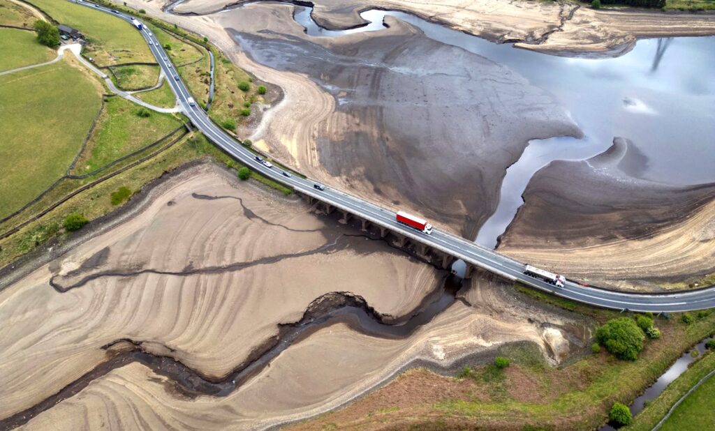 Dasar Waduk Woodhead terlihat jelas akibat penurunan permukaan air di dekat Glossop, Inggris. (Foto: Oli Scarff/AFP)