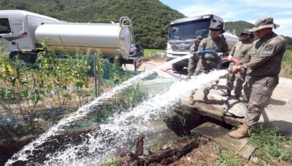 Prajurit dari Divisi Infanteri ke-39 memasok air ke lahan pertanian di Kabupaten Haman, Provinsi Gyeongsang Selatan, yang dilanda kekeringan, Kamis (13/8/2026). (Foto: Yonhap)