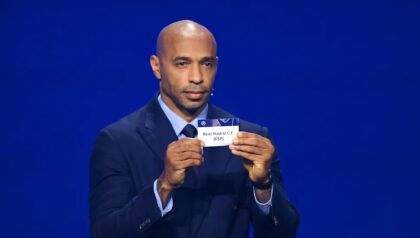 Legenda sepakbola dunia, Thierry Henry, memperlihatkan kertas dari bola undian Liga Champions 2026/27 di Grimaldi Forum, Monako, Kamis (27/8) malam. (Foto: UEFA via Getty Images)