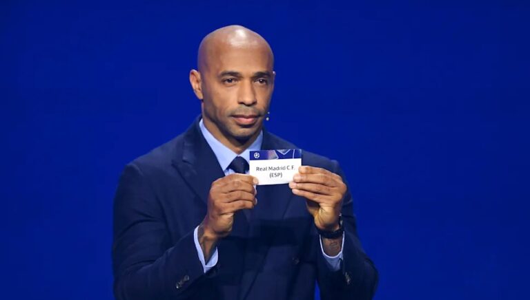 Legenda sepakbola dunia, Thierry Henry, memperlihatkan kertas dari bola undian Liga Champions 2026/27 di Grimaldi Forum, Monako, Kamis (27/8) malam. (Foto: UEFA via Getty Images)