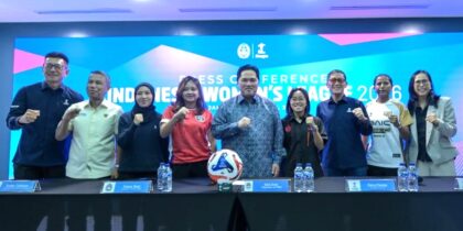 Ketua Umum PSSI Erick Thohir foto bersama seusai konferensi pers Indonesia Women's League 2026 di kantor I.League, Jakarta Selatan, Selasa (11/8). (Foto: I.League)