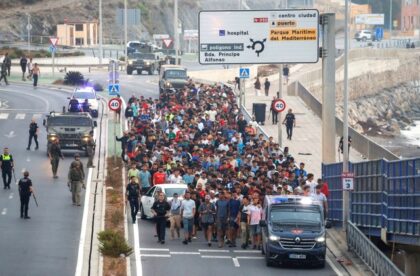 Polisi dan tentara Spanyol mengawal sekelompok besar migran Maroko menuju perbatasan untuk mengeluarkan mereka dari Spanyol, menyusul aksi penyeberangan massal migran—dengan berjalan kaki maupun melalui jalur laut—dari Maroko ke wilayah Spanyol, di Ceuta, Sabtu (01/08/2026). Foto: REUTERS