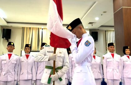 Pelajar Depok mencium bendera merah putih usai dikukuhkan sebagai anggota Pakibraka di Aula Teratai, Balaikota, Sabtu (15/8/2026) sore. (Foto: Diskominfo)