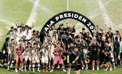 Pemain Persebaya Surabaya dan ofisial tim melakukan berselebrasi kemenangan seusai menjuarai Piala Presiden 2026 di Stadion I Wayan Dipta, Gianyar, Bali, Jumat (7/8) dinihari. (Foto: Piala Presiden 2026)