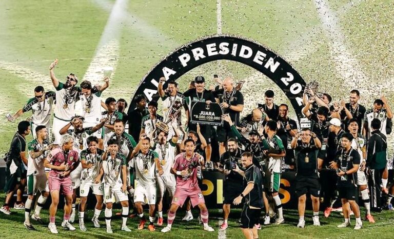 Pemain Persebaya Surabaya dan ofisial tim melakukan berselebrasi kemenangan seusai menjuarai Piala Presiden 2026 di Stadion I Wayan Dipta, Gianyar, Bali, Jumat (7/8) dinihari. (Foto: Piala Presiden 2026)