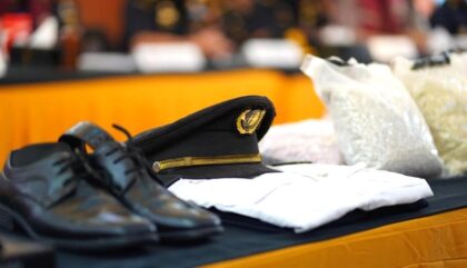 Seragam pilot Malaysia dan barang bukti narkoba jenis ekstasi. (Foto: dok.Direktorat Jenderal Bea Cukai)