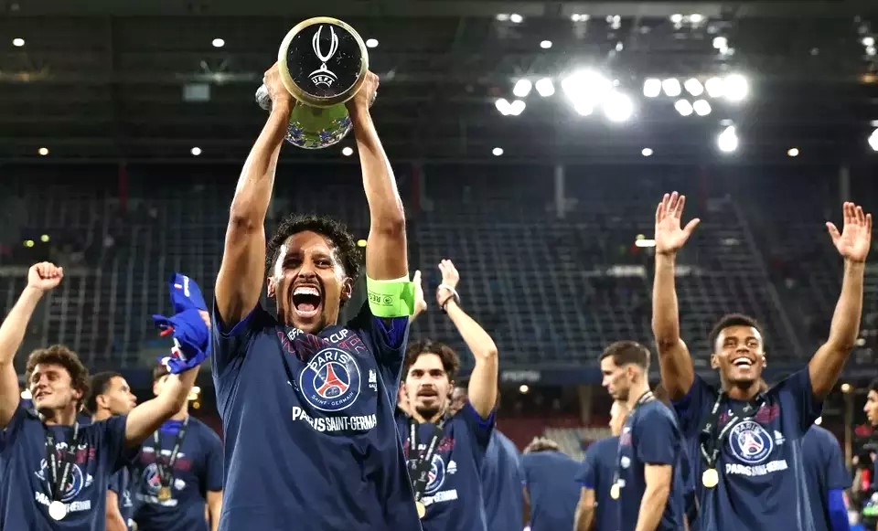 Paris Saint-Germain menjuarai Piala Super Eropa setelah mengalahkan Aston Villa di Red Bull Arena, Salzburg, Austria, Kamis (13/8/2026) dini hari. (Foto: AFP/FRANCK FIFE)
