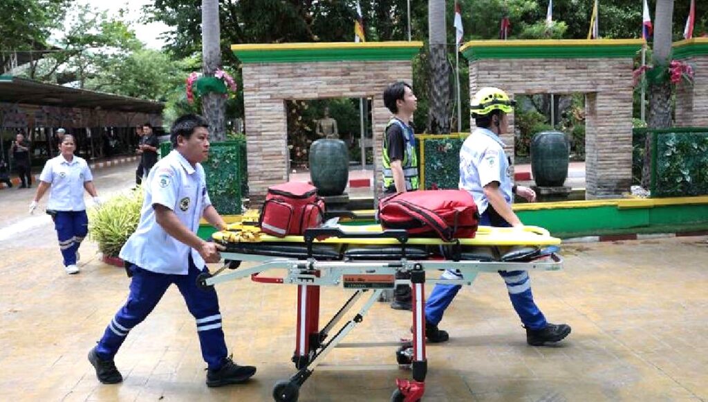 Petugas berupaya melakukan evakuasi di Sekolah Debsirin Nonthaburi, distrik Bang Kruai, Provinsi Nonthaburi, di pinggiran Bangkok, Thailand, Jumat (7/8/2026). (Foto: Chalinee Thirasupa, Reuters)