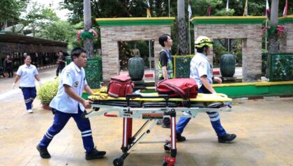 Petugas berupaya melakukan evakuasi di Sekolah Debsirin Nonthaburi, distrik Bang Kruai, Provinsi Nonthaburi, di pinggiran Bangkok, Thailand, Jumat (7/8/2026). (Foto: Chalinee Thirasupa, Reuters)